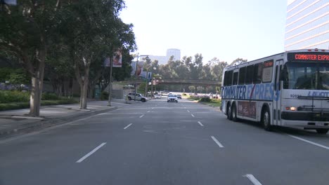 Ein-Auto-Fährt-Eine-Straße-In-Der-Jahrhundertstadt-Los-Angeles-Entlang,-Wie-Sie-Durch-Die-Hintere-Scheibe-Gesehen-Wird