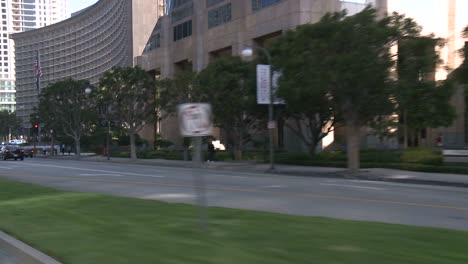 Un-Coche-Viaja-A-Lo-Largo-De-Una-Calle-En-Century-City-Los-Ángeles,-Visto-A-Través-De-La-Ventana-Lateral-6