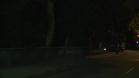 Ein-Auto-Fährt-Nachts-In-Der-Jahrhundertstadt-Los-Angeles-Eine-Straße-Entlang,-Wie-Sie-Durch-Die-Hinterscheibe-In-Einem-Winkel-Von-4