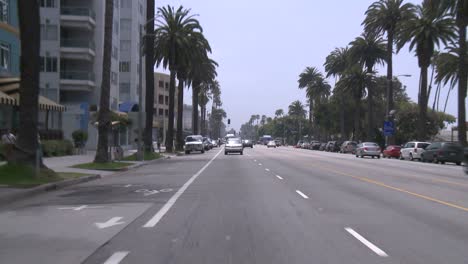Ein-Auto-Fährt-Eine-Straße-In-Santa-Monica-Kalifornien-Entlang,-Gesehen-Durch-Die-Heckscheibe-2