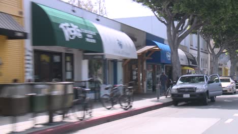 Ein-Auto-Fährt-Eine-Straße-In-Santa-Monica,-Kalifornien-Entlang,-Gesehen-Durch-Die-Heckscheibe-In-Einem-Winkel-Von-4