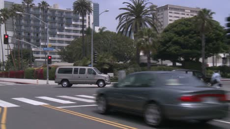 Ein-Auto-Fährt-Eine-Straße-In-Santa-Monica-Kalifornien-Entlang,-Gesehen-Durch-Die-Heckscheibe-In-Einem-Winkel-Von-5