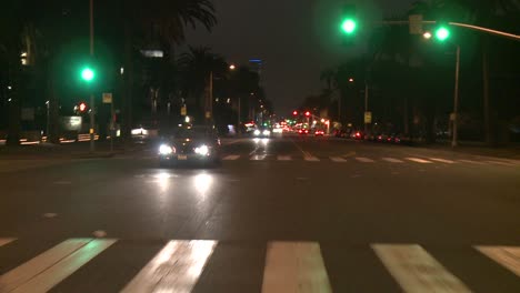Ein-Auto-Fährt-Nachts-Eine-Straße-In-Santa-Monica-Kalifornien-Entlang,-Gesehen-Durch-Die-Heckscheibe-1