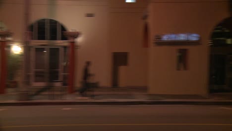 Ein-Auto-Fährt-Nachts-Eine-Straße-In-Santa-Monica-Kalifornien-Entlang,-Gesehen-Durch-Das-Seitenfenster