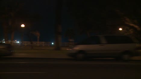 Ein-Auto-Fährt-Nachts-Eine-Straße-In-Santa-Monica-Kalifornien-Entlang,-Gesehen-Durch-Das-Seitenfenster-1