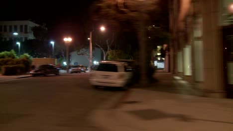 Ein-Auto-Fährt-Nachts-Eine-Straße-In-Santa-Monica-Kalifornien-Entlang,-Gesehen-Durch-Das-Seitenfenster-3