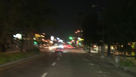 Pov-Eines-Autos,-Das-Nachts-Eine-Straße-In-Los-Angeles-Kalifornien-Entlang-Fährt-2