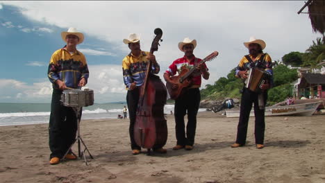 Eine-Mariachi-Band-Spielt-An-Einem-Strand