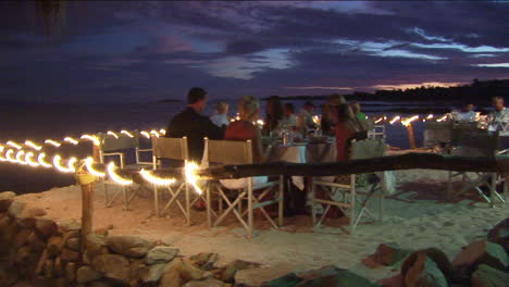 Gäste-Speisen-In-Einem-Strandrestaurant-Im-Freien-1