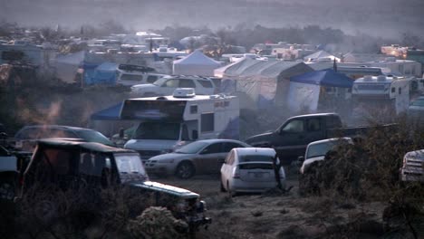 Rauch-Steigt-Von-Feuern-Auf-Einem-Campingplatz-Auf