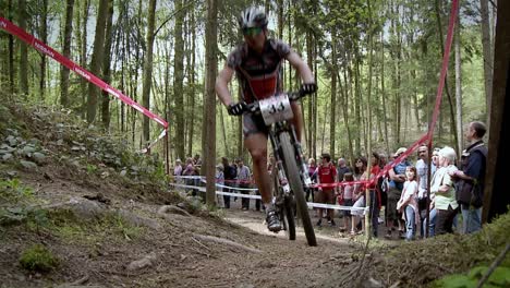 Ein-Radfahrer-Rast-Einen-Holprigen-Feldweg-Hinauf