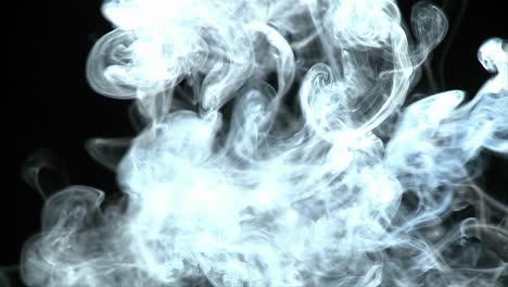Weißer-Rauch-Strömt-Durch-Die-Luft