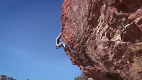 Eine-Frau-Klettert-Auf-Einen-Felsen