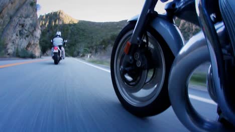 Los-Motociclistas-Viajan-Por-Una-Carretera-De-Montaña