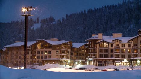 Ein-Schneepflug-Fährt-Vor-Einem-Hotel-In-Einem-Bergresort