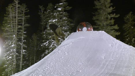Un-Hombre-Monta-Una-Tabla-De-Snowboard