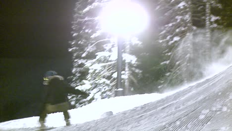 Ein-Snowboardfahrer-Schlägt-Nachts-Einen-Sprung