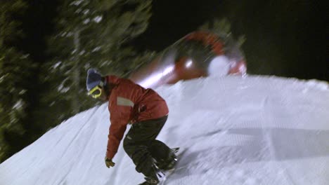 Un-Snowboarder-Se-Desliza-Sobre-Un-Cilindro-De-Metal