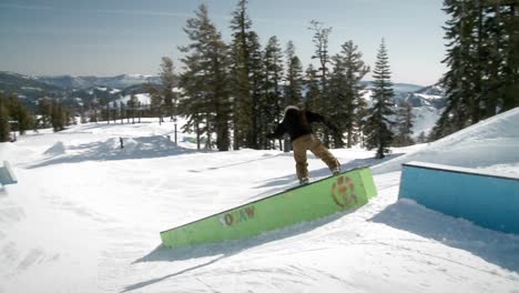 Ein-Mann-Fährt-Auf-Einem-Snowboard