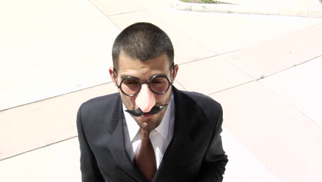 Ein-Geschäftsmann-Raucht-Eine-Zigarre-Mit-Einer-Gesichtsmaske-Im-Groucho-Marx-Stil