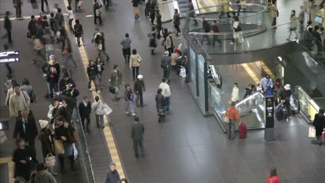 Commuters-in-Kyoto\'s-JR-Station-Japón