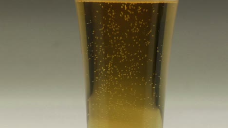 Burbujas-De-Cerveza-En-Una-Pilsner