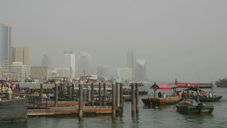 Los-Barcos-Van-Y-Vienen-En-Este-Lapso-De-Tiempo-En-El-Puerto-De-Dubai.