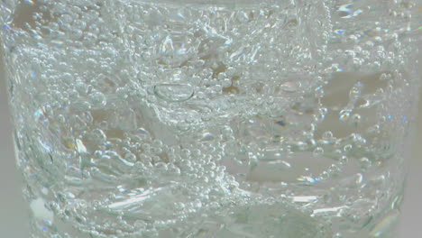 Eine-Langsame-Vertikale-Glasschüssel-Mit-Eis-Und-Sprudelwasser