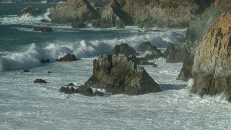 Surf-Powered-By-Einem-Wintersturm-Rollt-In-Die-Big-Sur-Küste-Von-Kalifornien