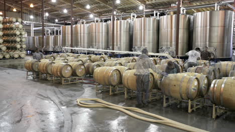 Eine-Kellercrew-Füllt-Weinfässer-Während-Der-Ernte-Im-Kalifornischen-Weinland-1