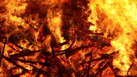 Close-up-of-a-huge-bonfire-raging-at-night