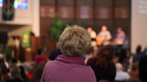 Eine-Frau-Betet-Und-Tanzt-Während-Einer-Evangelisation-In-Einer-Christlichen-Kirche