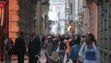 La-Gente-Llena-Las-Calles-De-La-Habana-Vieja-Cuba