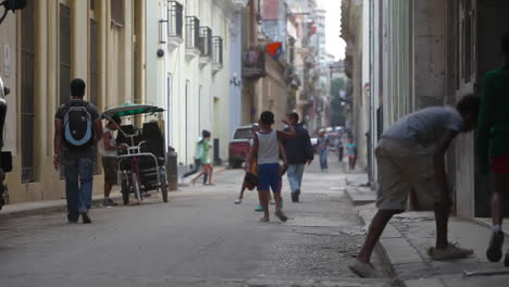 Los-Niños-Juegan-En-Un-Estrecho-Callejón-En-La-Habana-Vieja,-Cuba-1