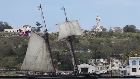 Ein-Großes-Segelschiff-Kommt-Im-Hafen-Von-Havanna-An