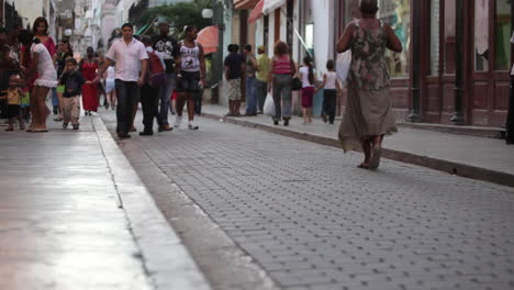 La-Gente-Camina-Sobre-Las-Calles-Adoquinadas-De-La-Habana,-Cuba