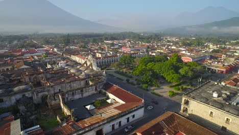Schöne-Luftaufnahme-über-Der-Kolonialen-Mittelamerikanischen-Stadt-Antigua-Guatemala-2