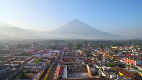 Schöne-Luftaufnahme-über-Der-Kolonialen-Mittelamerikanischen-Stadt-Antigua-Guatemala-3