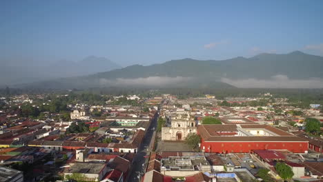 Schöne-Luftaufnahme-über-Der-Kolonialen-Mittelamerikanischen-Stadt-Antigua-Guatemala-5