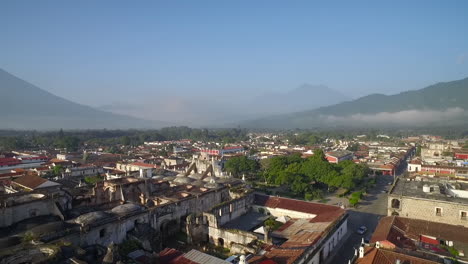 Schöne-Luftaufnahme-über-Der-Kolonialen-Mittelamerikanischen-Stadt-Antigua-Guatemala-6