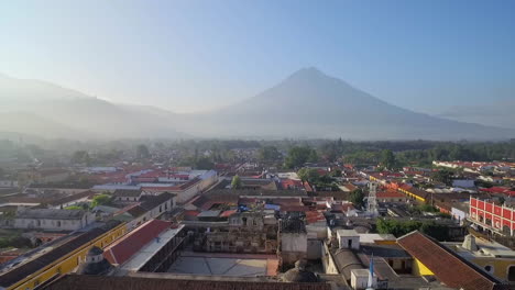 Hermosa-Toma-Aérea-Sobre-La-Ciudad-Colonial-Centroamericana-De-Antigua-Guatemala-7