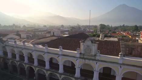 Hermosa-Toma-Aérea-Sobre-La-Ciudad-Colonial-Centroamericana-De-Antigua-Guatemala-11