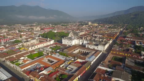 Hermosa-Toma-Aérea-Sobre-La-Ciudad-Colonial-Centroamericana-De-Antigua-Guatemala-13
