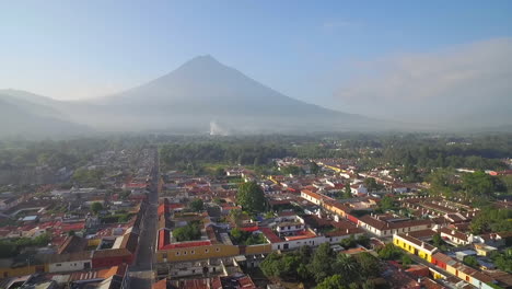Schöne-Luftaufnahme-über-Der-Kolonialen-Mittelamerikanischen-Stadt-Antigua-Guatemala-14
