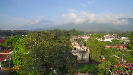 Schöne-Aufsteigende-Luftaufnahme-über-Der-Kolonialen-Mittelamerikanischen-Stadt-Antigua-Guatemala