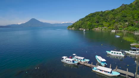 Antenne-über-Dem-Amatitlan-See-In-Guatemala-Zeigt-Den-Vulkan-Pacaya