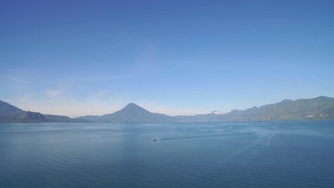 Antenne-über-Dem-Amatitlan-See-In-Guatemala-Zeigt-Den-Vulkan-Pacaya-1