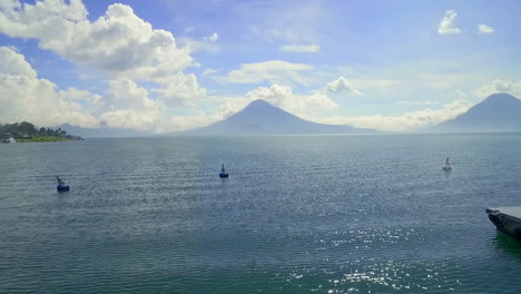 Antenne-über-Dem-See-Amatitlan-In-Guatemala-Zeigt-Den-Vulkan-Pacaya-In-Der-Ferne
