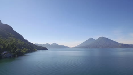 Antenne-über-Dem-See-Amatitlan-In-Guatemala-Zeigt-Den-Vulkan-Pacaya-In-Der-Ferne-1