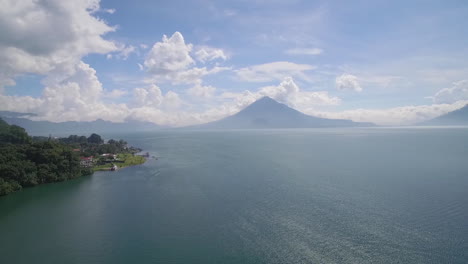 Antenne-über-Dem-See-Amatitlan-In-Guatemala-Zeigt-Den-Vulkan-Pacaya-In-Der-Ferne-2